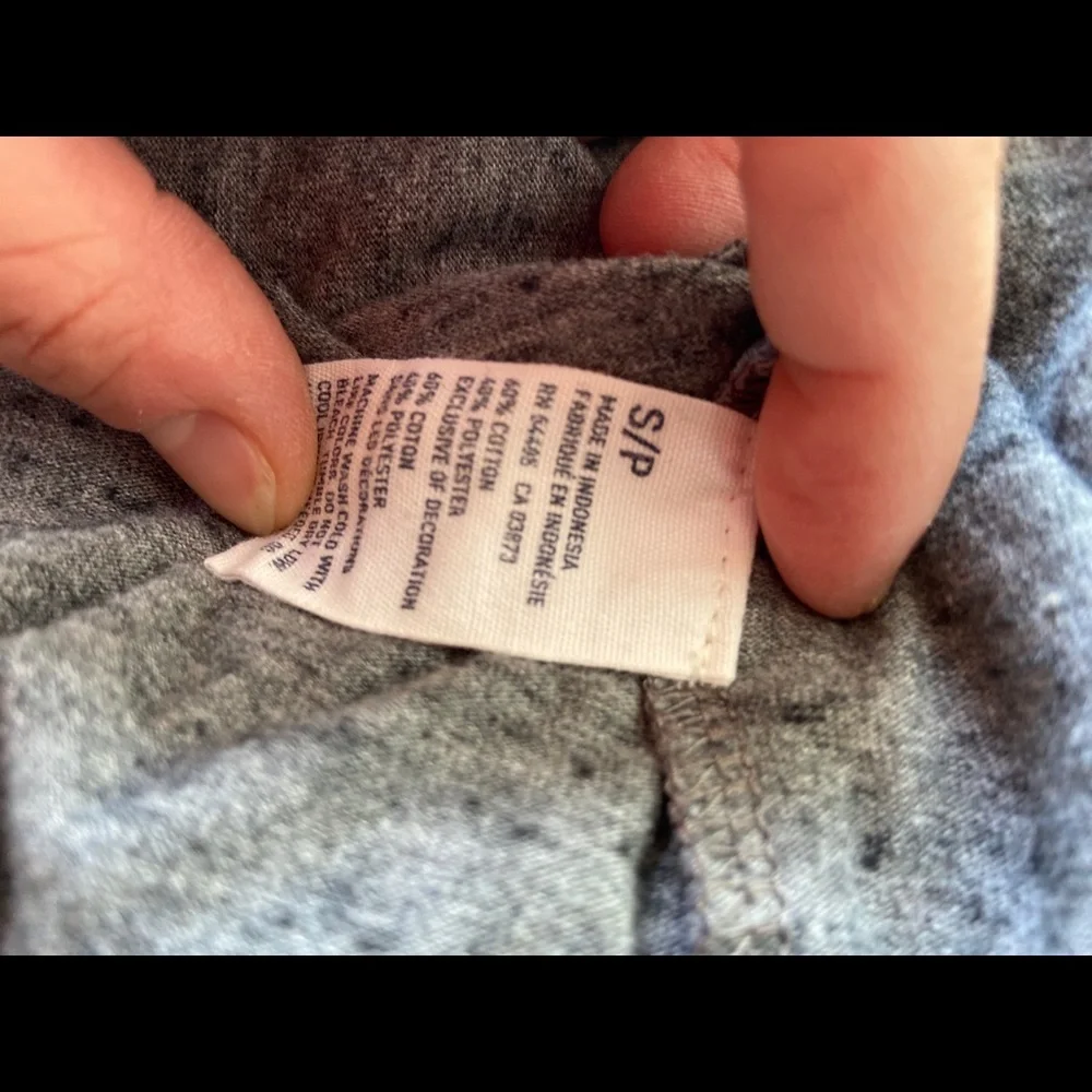 Men’s American Eagle v neck gray t short sleeve - Picture 3 of 3